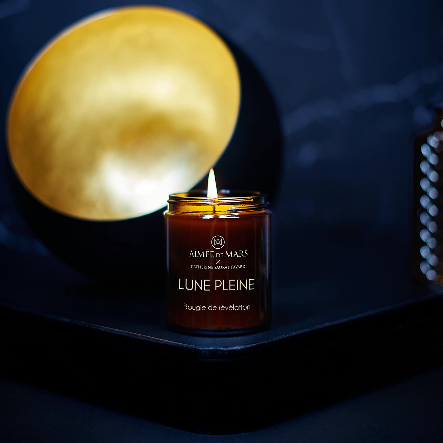 Aimée de Mars Lune Pleine 150 g Duftkerze mit goldenem Deckel vor dunklem Hintergrund – natürliche Kerze aus Soja- und Kokoswachs