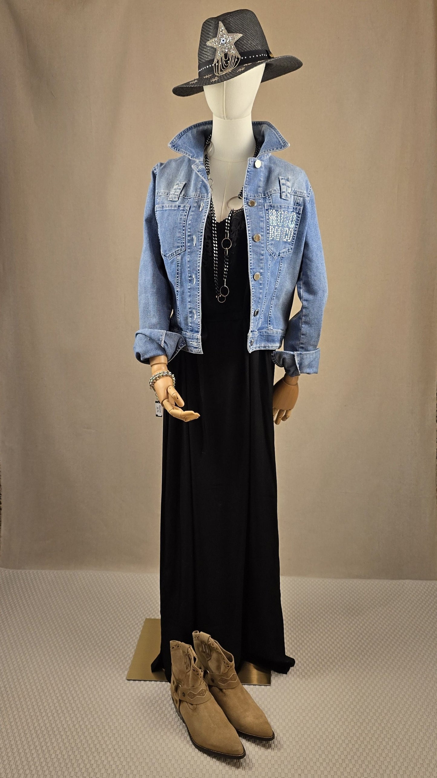 Komplettlook mit CRAnna Dress und Vintage-Jeansjacke von Roccobarocco – gestylt mit Sorena-Hut, silberner Chunky-Kette, schwarzer Tasche und Ankle Boots