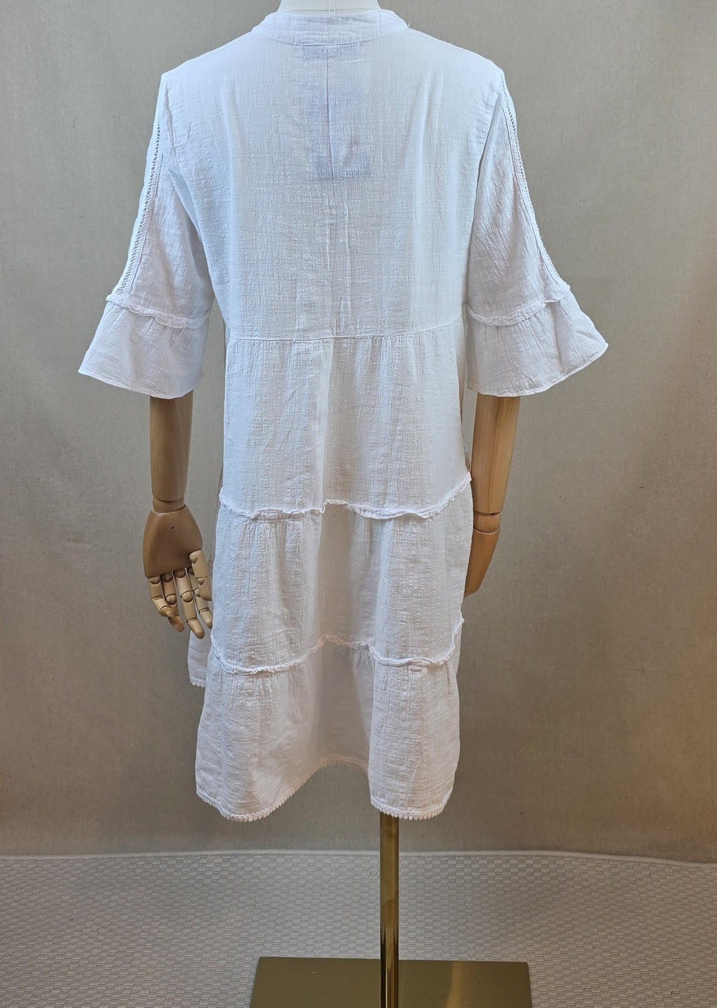 Tunikakleid aus weißer Baumwollgaze mit Spitzenband am Ausschnitt und 3/4-Ärmeln – luftiger Sommerlook bei Mediterrana