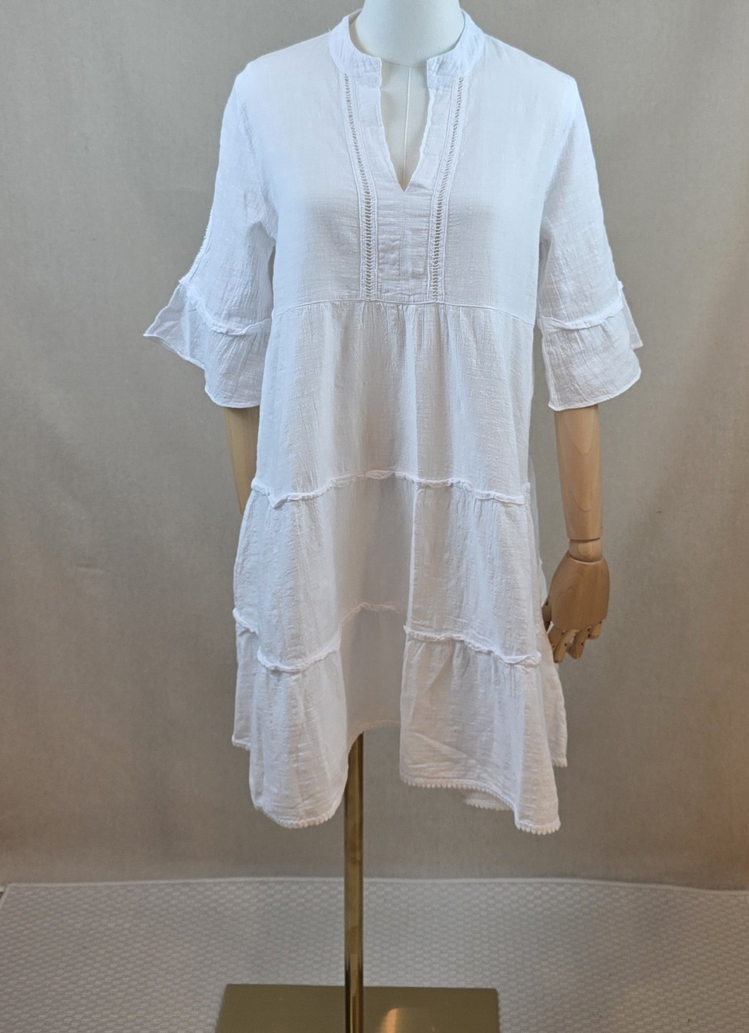 Tunikakleid aus weißer Baumwollgaze mit Spitzenband am Ausschnitt und 3/4-Ärmeln – luftiger Sommerlook bei Mediterrana