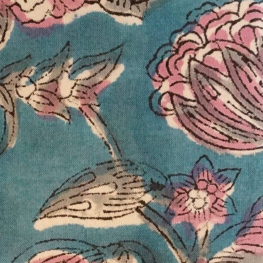 Detailansicht des Bio Augenkissens mit floralem Muster in Blau- und Rosatönen sowie handgefertigtem Baumwollbezug. Ideal für entspannte Ruhepausen und Meditation.