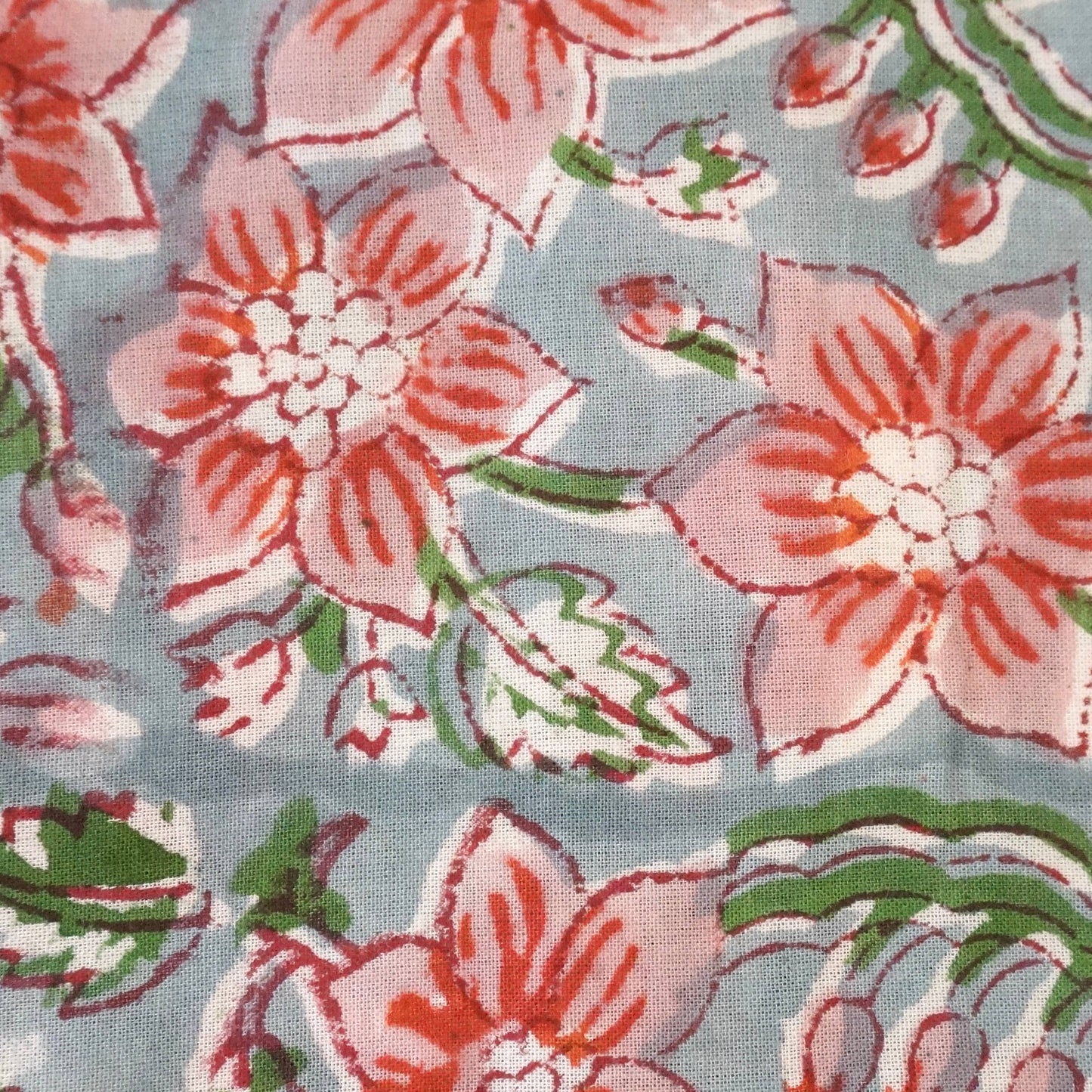 Detailansicht des Bio Augenkissens mit floralem Muster in Rosa-, Grün- und Naturtönen sowie handgefertigtem Baumwollbezug. Ideal für entspannte Ruhepausen und Meditation.