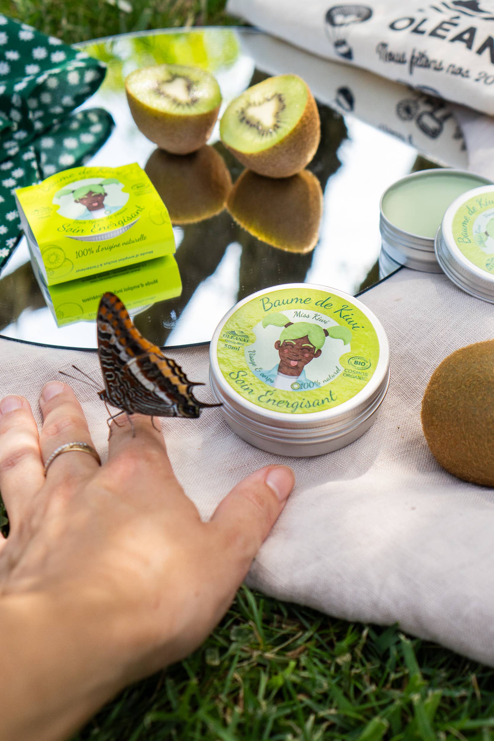 Natürliche Pflege mit Kiwi-Balsam von Oléanat – Anwendung auf Händen oder Lippen