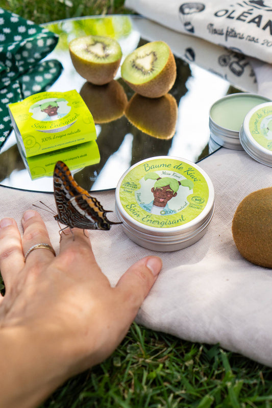 Natürliche Pflege mit Kiwi-Balsam von Oléanat – Anwendung auf Händen oder Lippen