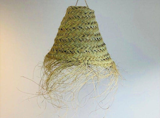 Handgefertigter Esparto Lampenschirm im Boho-Stil aus natürlichem Material mit dichter Flechtung für mediterranes Wohngefühl