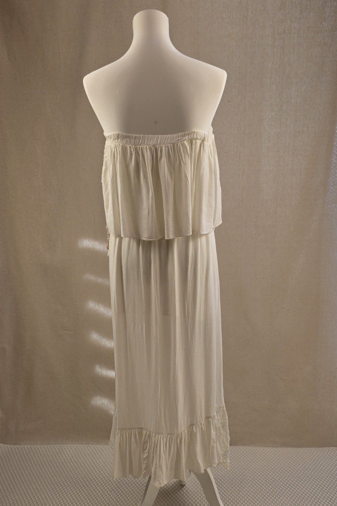 Boho-Kleid von Laurie & Joe in Creme mit Perlenbesatz – Rückenansicht mit locker fallendem Schnitt und fließender Silhouette