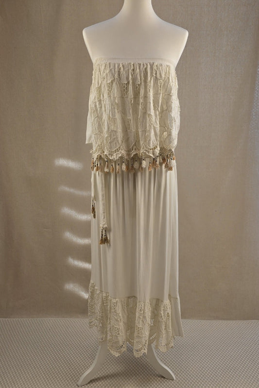 Boho-Kleid von Laurie & Joe in Creme mit Spitzenbesatz und Perlen, vorne getragen mit passendem Bindegürtel im selben Stoff.