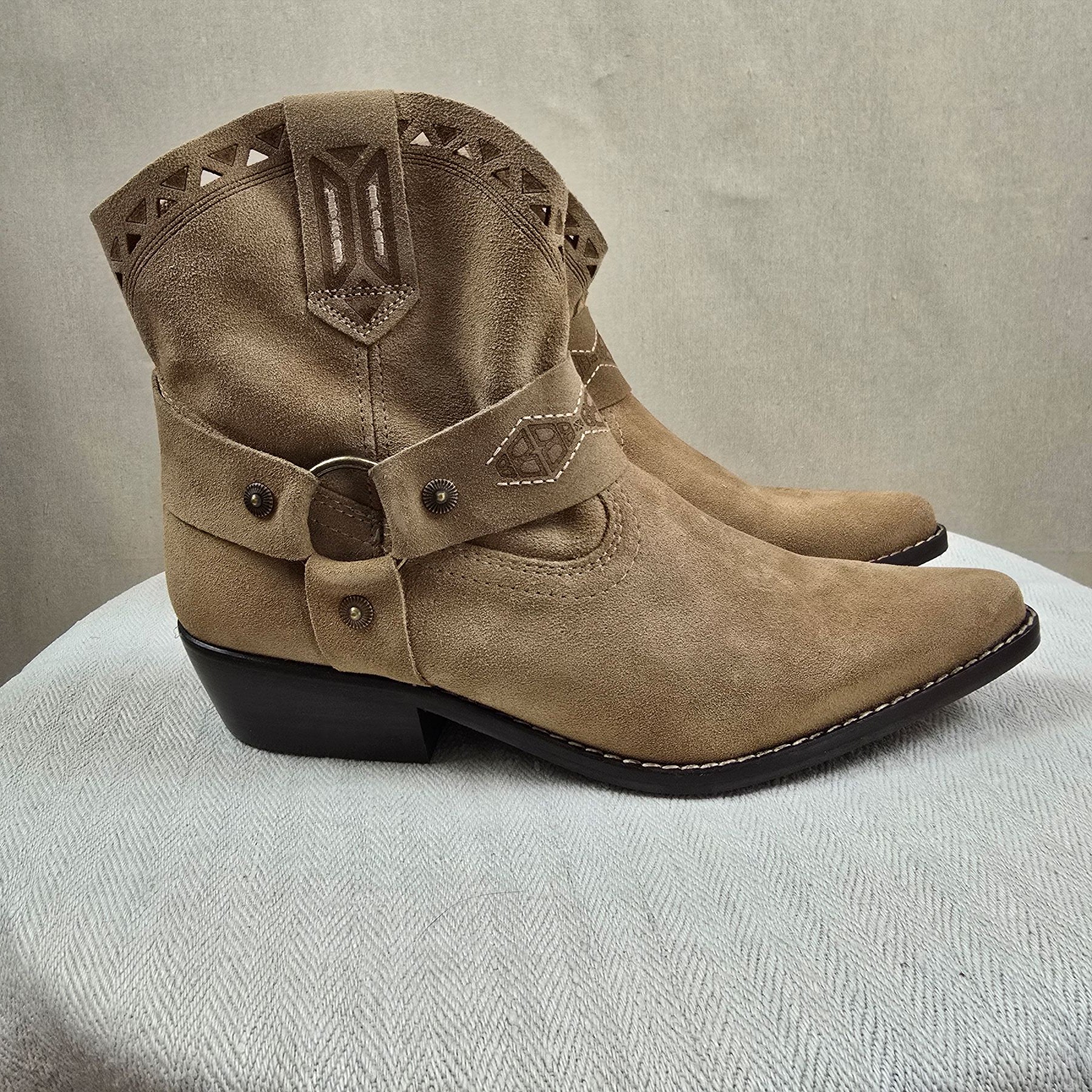 Seitliche Ansicht der sandfarbenen Western-Boots von CHA Label – Veloursleder mit Cut-Outs & Blockabsatz, gefertigt in Spanien – bei Mediterrana