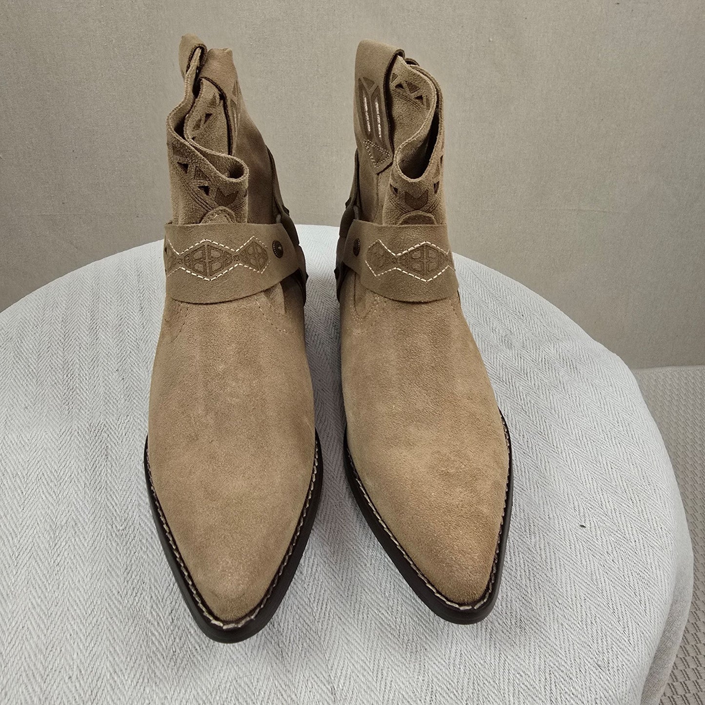 Front Ansicht der sandfarbenen Western-Boots von CHA Label – Veloursleder mit Cut-Outs & Blockabsatz, gefertigt in Spanien – bei Mediterrana