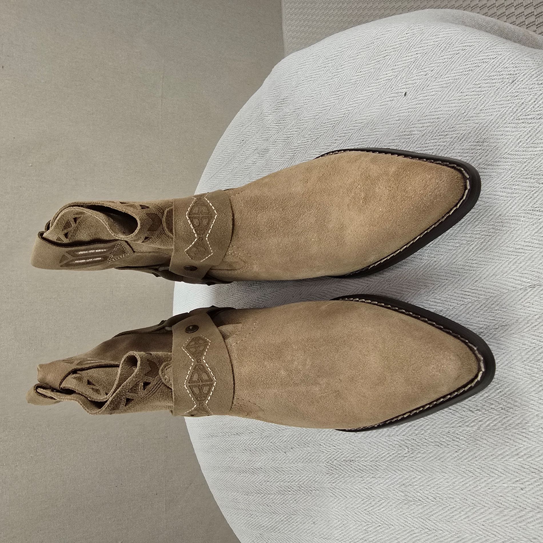 Front Ansicht der sandfarbenen Western-Boots von CHA Label – Veloursleder mit Cut-Outs & Blockabsatz, gefertigt in Spanien – bei Mediterrana