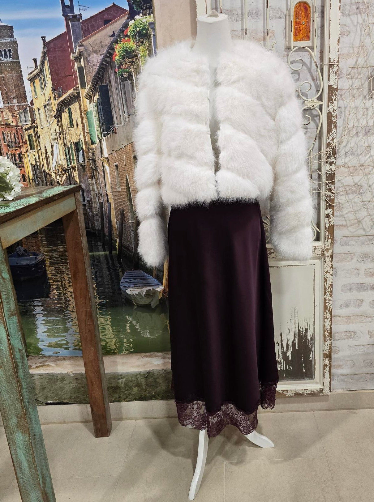 Choklate Paris Kunstfelljacke in Weiß – eleganter Look kombiniert mit dunklem Rock.