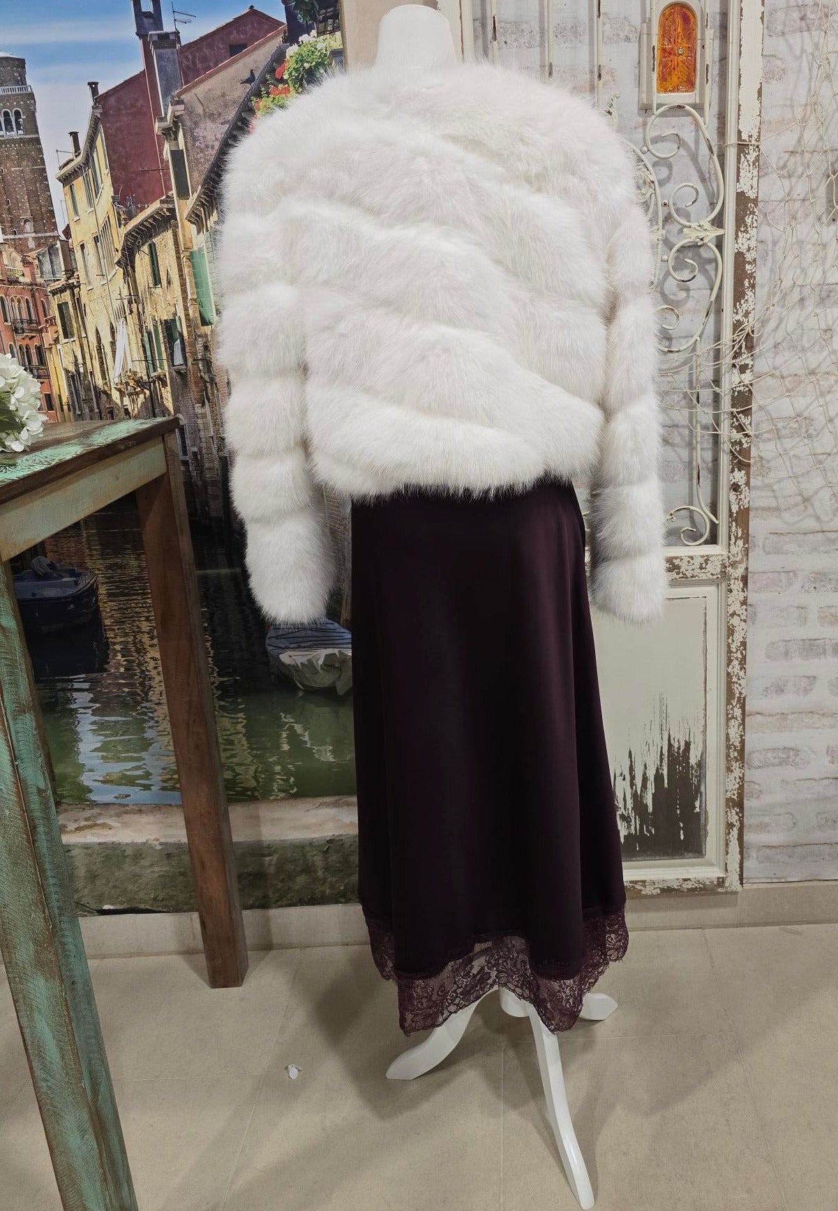 Rückansicht der weißen Kunstfelljacke – luxuriöser Look, perfekt für Wintertage.