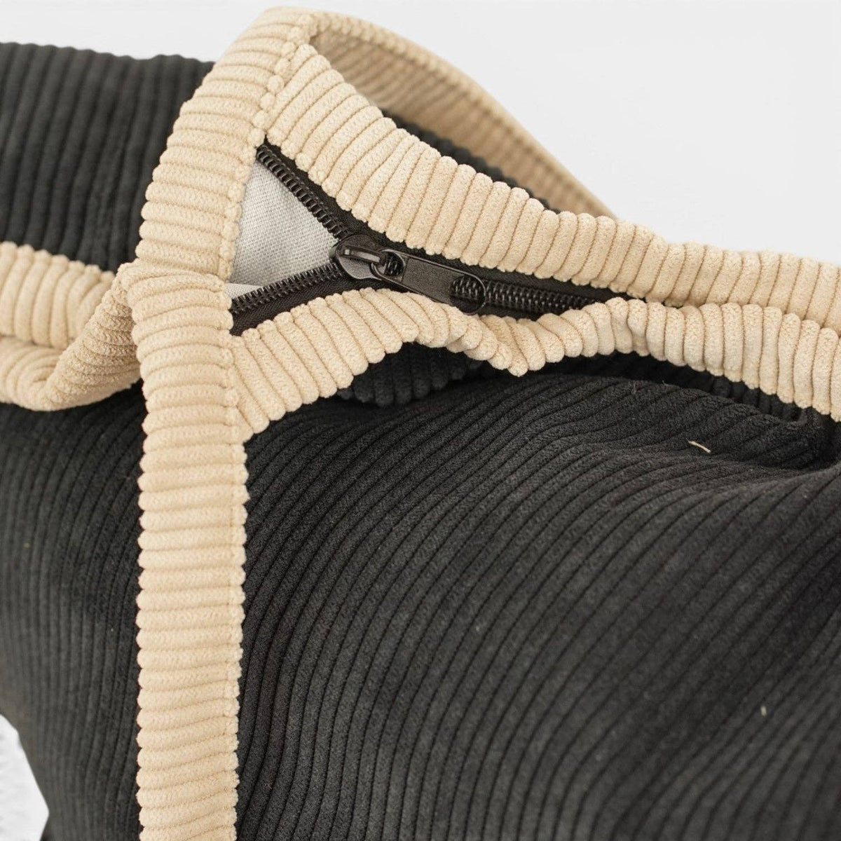 De La Mur Nit schwarzer Cord Shopper mit beiger Paspel