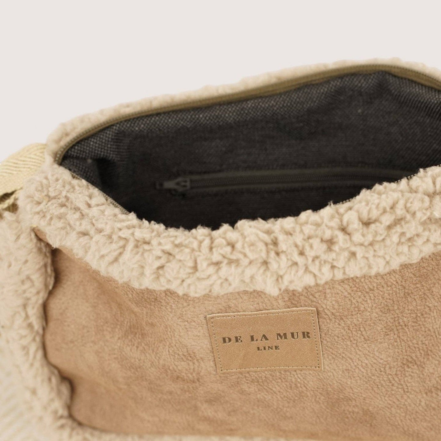 De La Mur Noce Double-Face-Schultertasche mit beigem Teddyfell