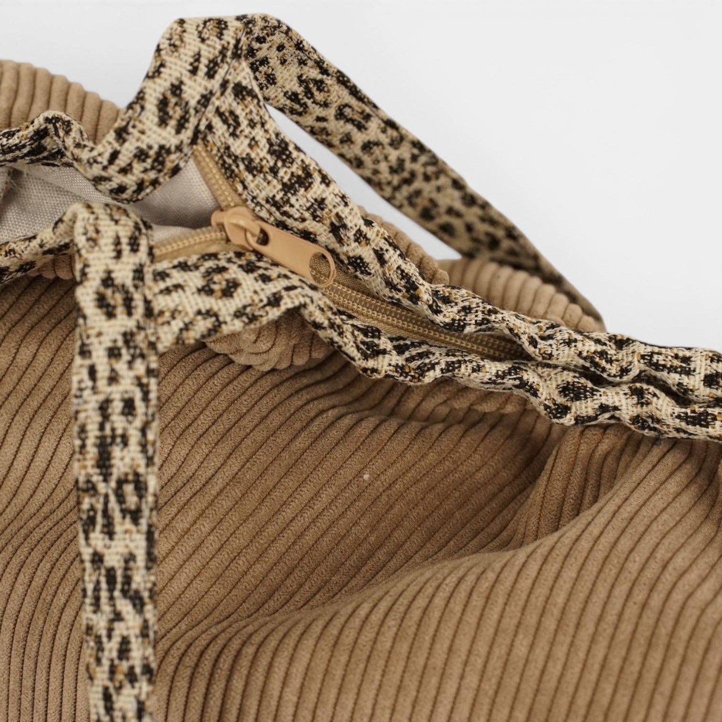 De La Mur Toast Paspeltasche aus beigem Cord mit Leopardenmuster