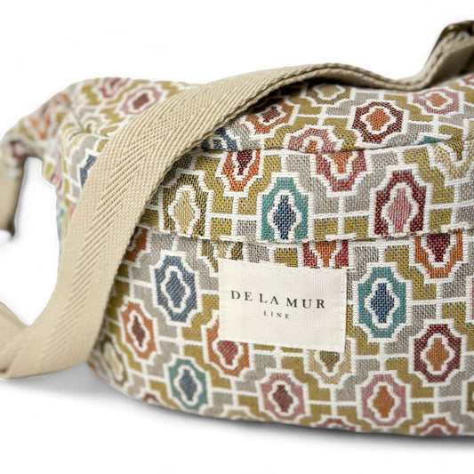 De La Mur Umhängetasche mit geometrischem Muster, Detailaufnahme des Jacquardstoffs