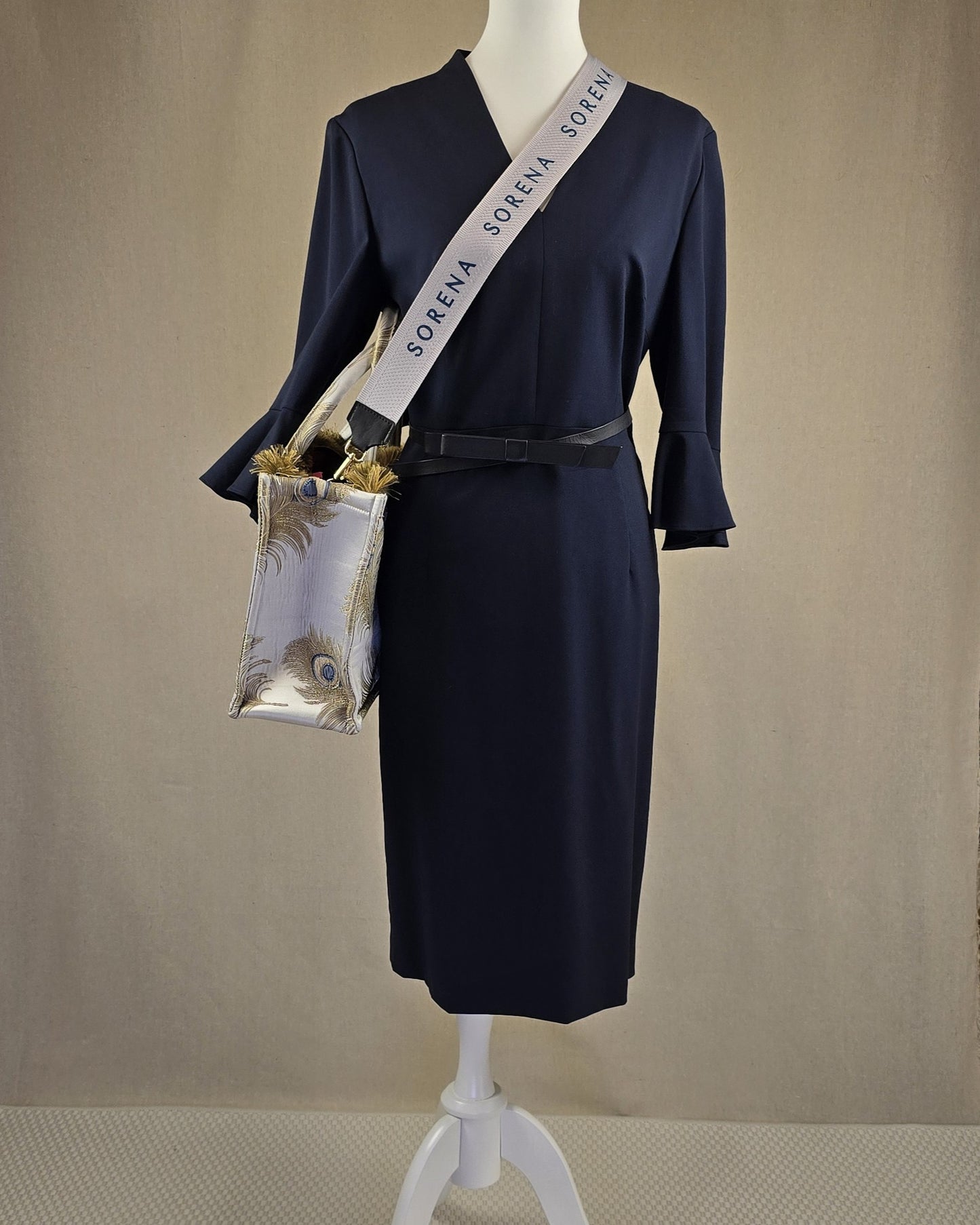 Elegantes Escada Kleid in Navy, aus feiner Schurwolle mit Gürtel – getragen als Look der Woche bei Mediterrana. Größe 42, online & in Eferding erhältlich.