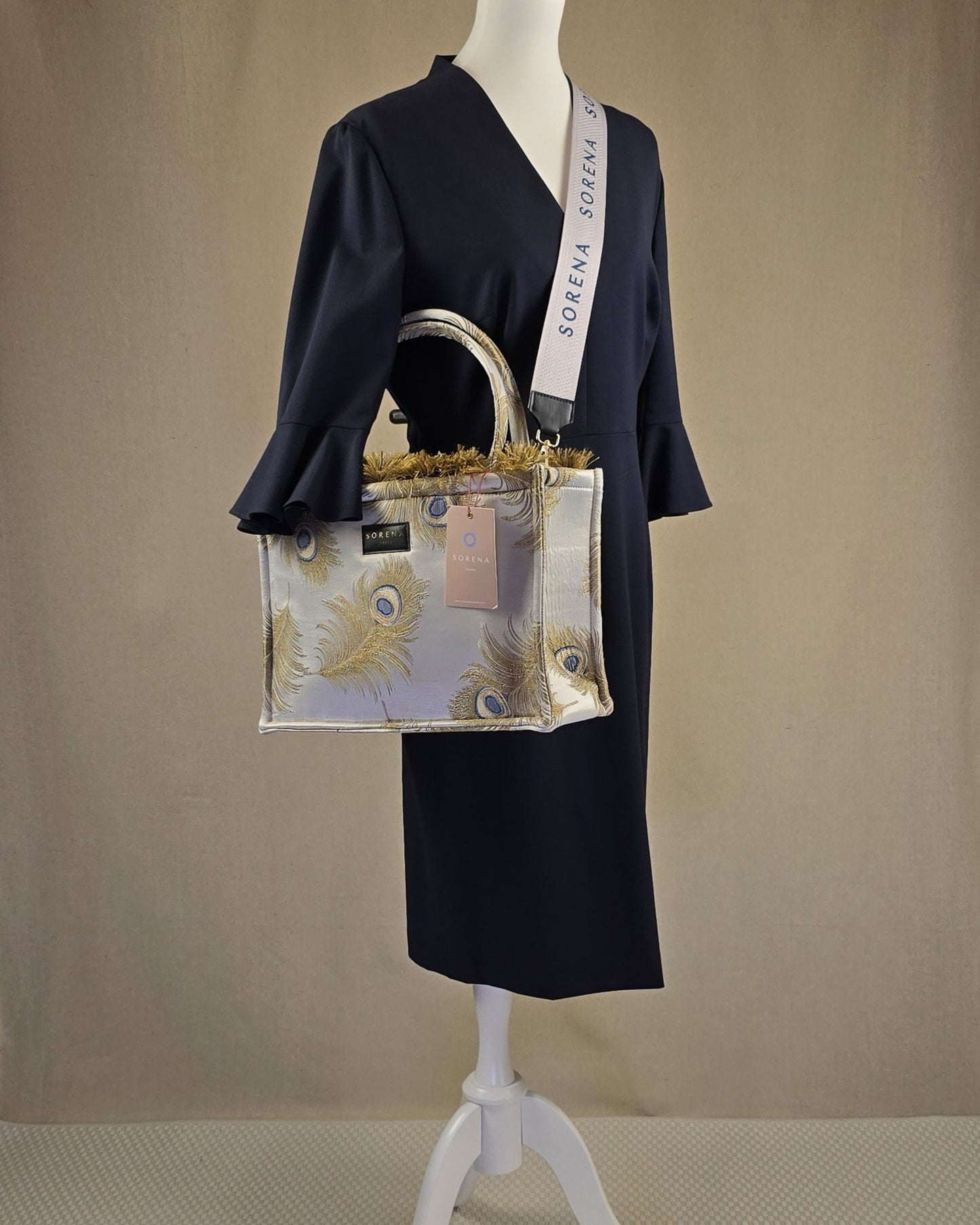 Elegantes Escada Kleid in Navy, aus feiner Schurwolle mit Gürtel – getragen als Look der Woche bei Mediterrana. Größe 42, online & in Eferding erhältlich.