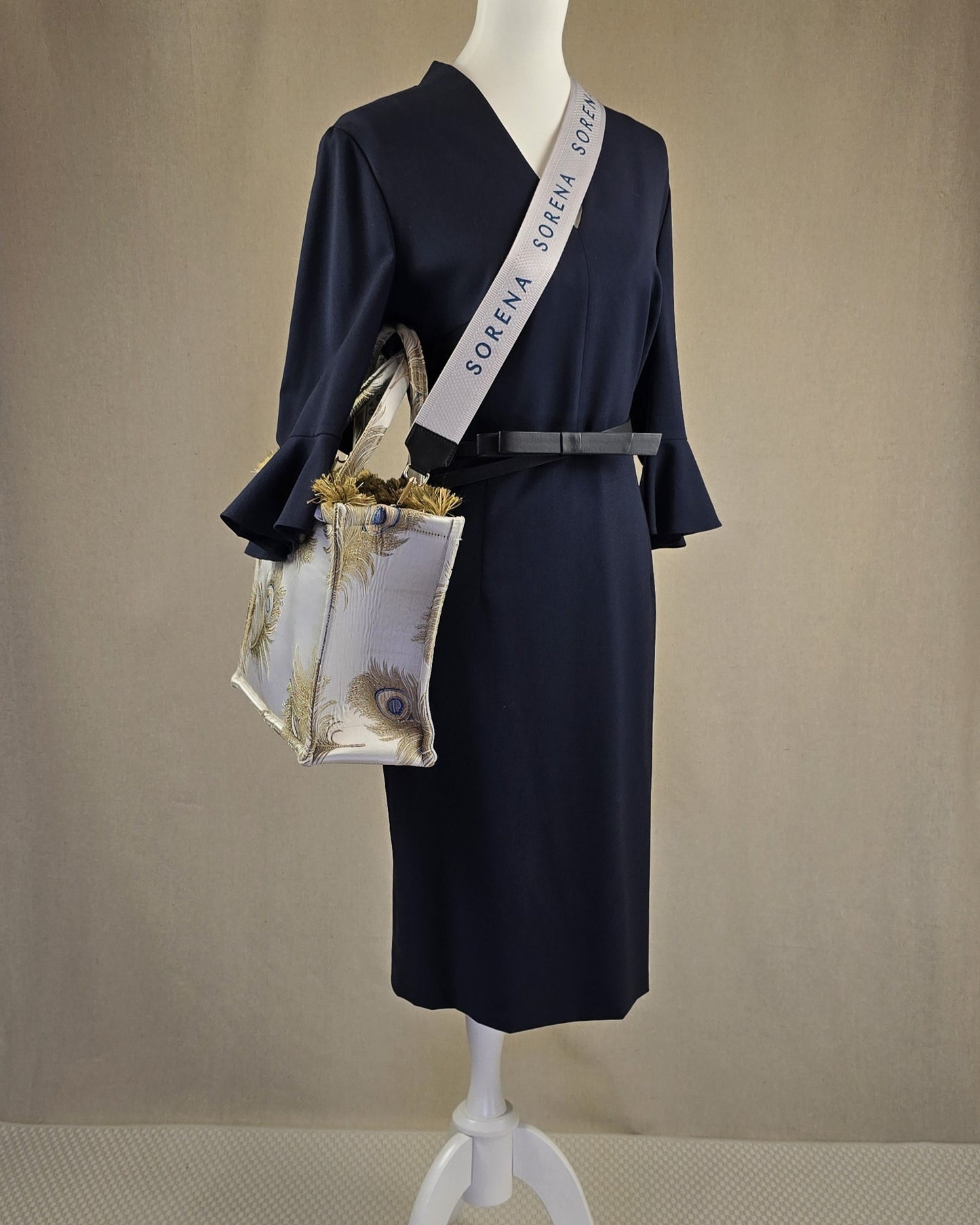 Elegantes Escada Kleid in Navy, aus feiner Schurwolle mit Gürtel – getragen als Look der Woche bei Mediterrana. Größe 42, online & in Eferding erhältlich.