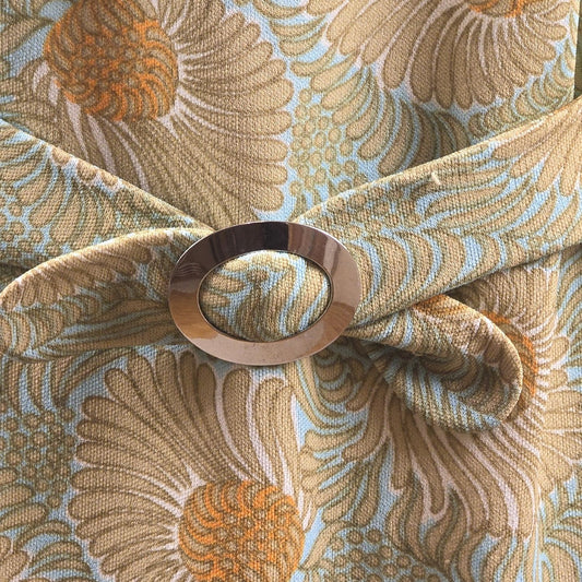 Detailaufnahme des Bindegürtels beim Retro-Sommerkleid aus Trevira 2000 – Vintage-Stoff mit floralem Muster in Ocker, Grün und Creme