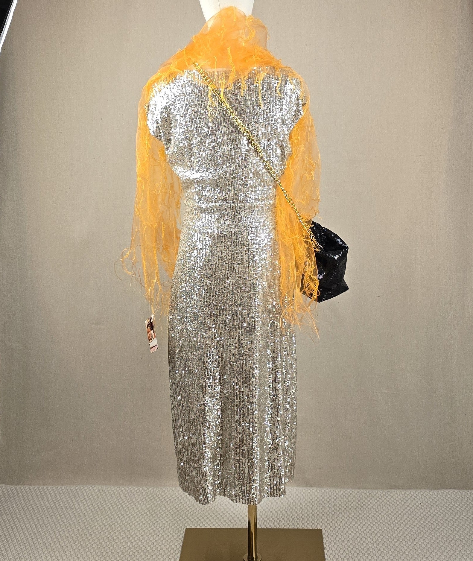 Rückenansicht des goldenen Paillettenkleids mit leicht ausgestelltem Rock – eleganter Look für jede Jahreszeit