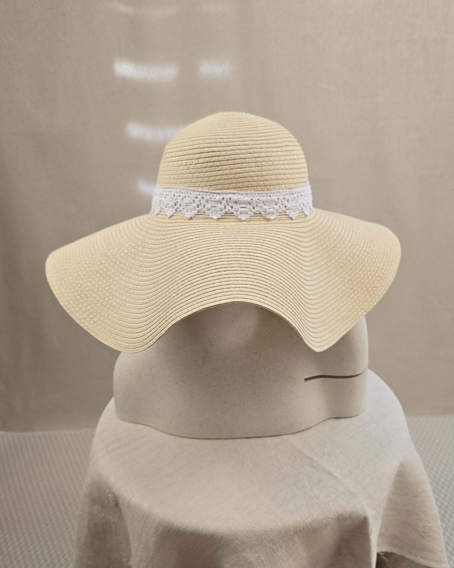 Naturfarbener Sonnenhut von La Cotonnière in Seitenansicht – mit Banddetail und strukturierter Krempe