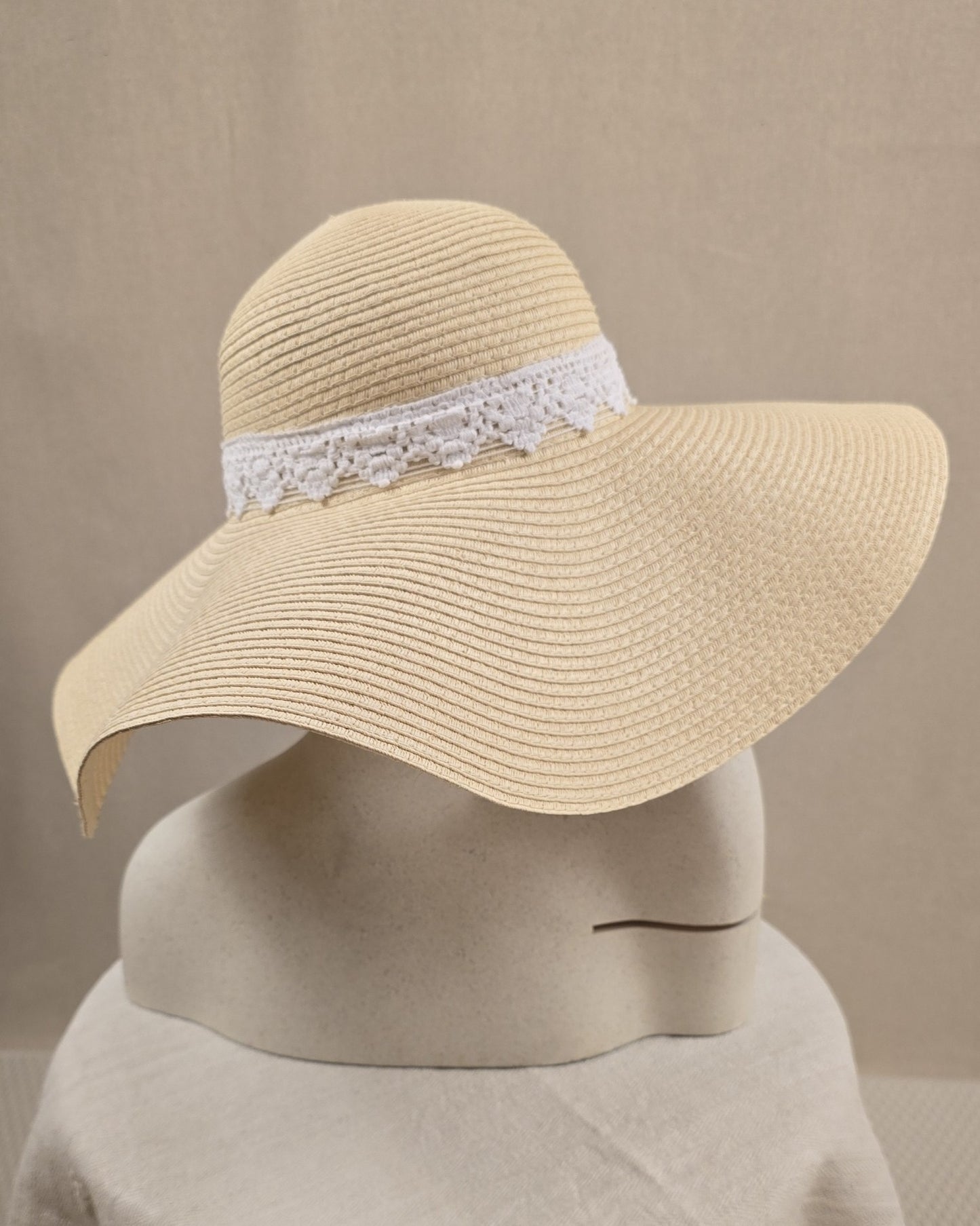 Naturfarbener Sonnenhut von La Cotonnière in Seitenansicht – mit Banddetail und strukturierter Krempe