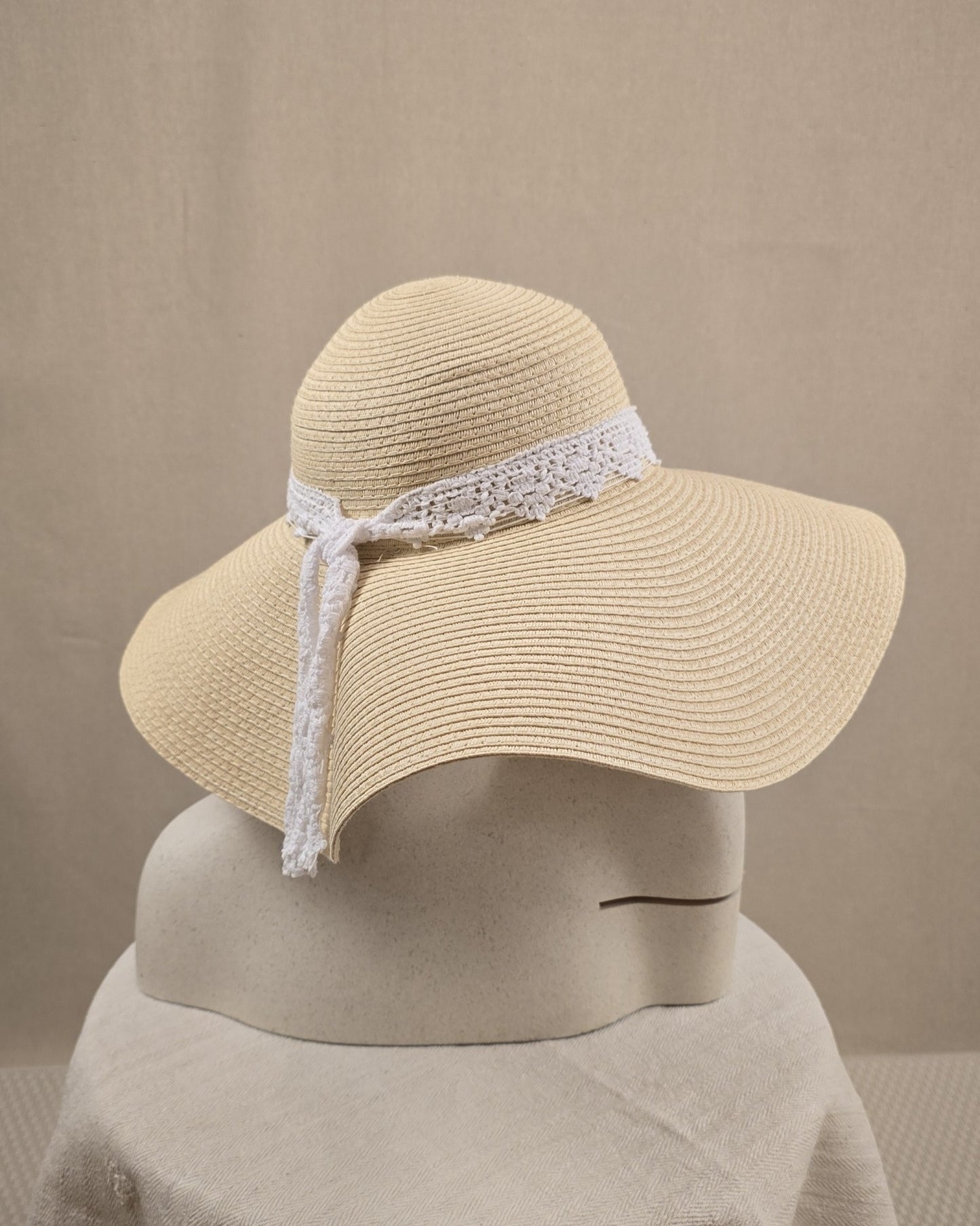 Rückansicht des Sonnenhuts von La Cotonnière – feines Band in Naturton als Detail