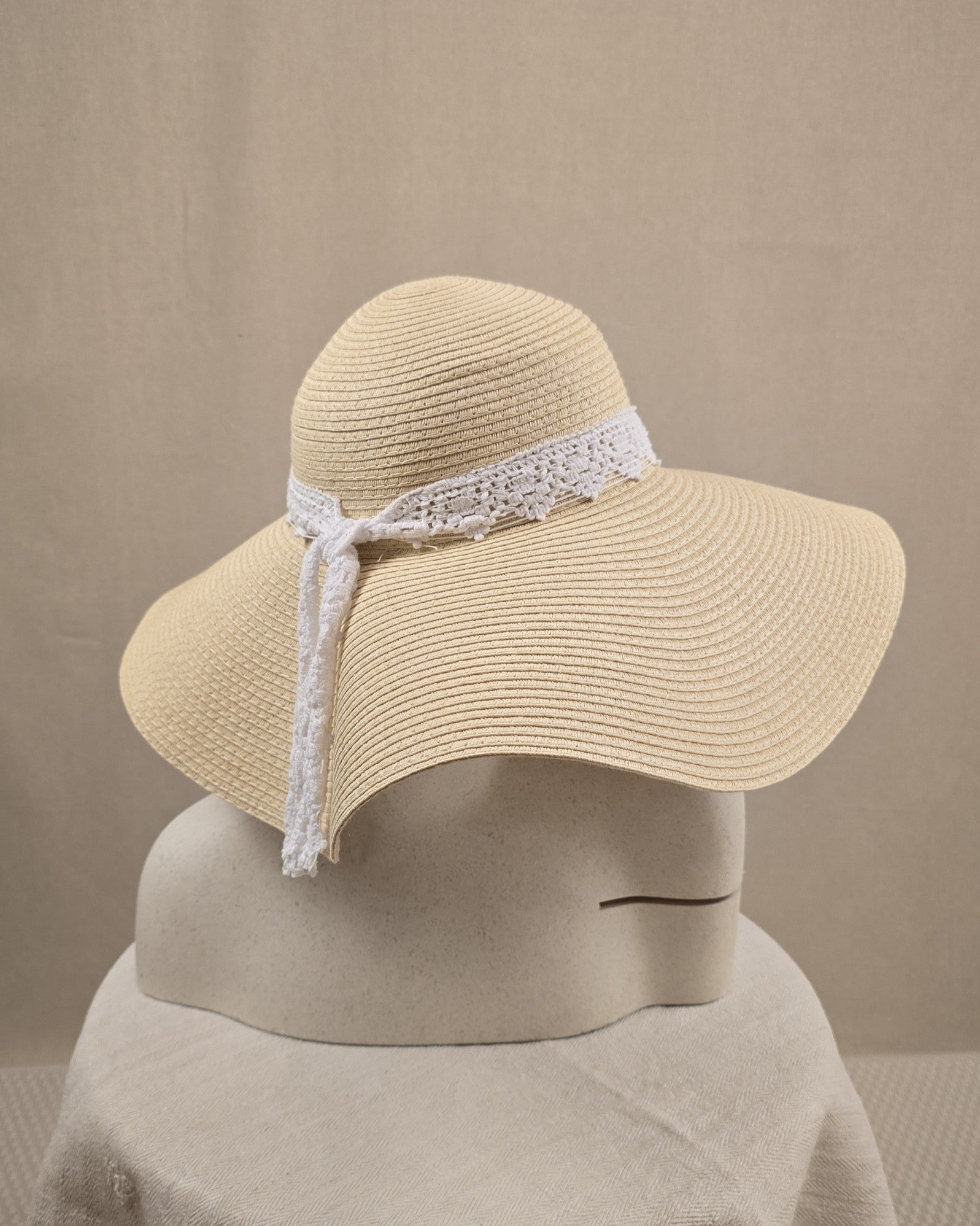 Rückansicht des Sonnenhuts von La Cotonnière – feines Band in Naturton als Detail