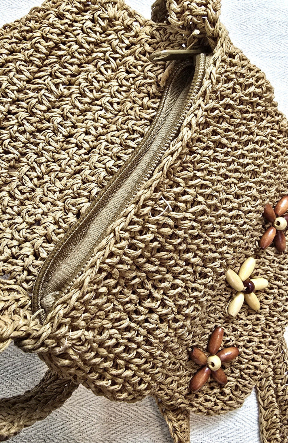 Innenansicht der Vintage-Basttasche von H.T.B. mit hellem Futter und Zippverschluss – Originaldesign mit praktischen Details