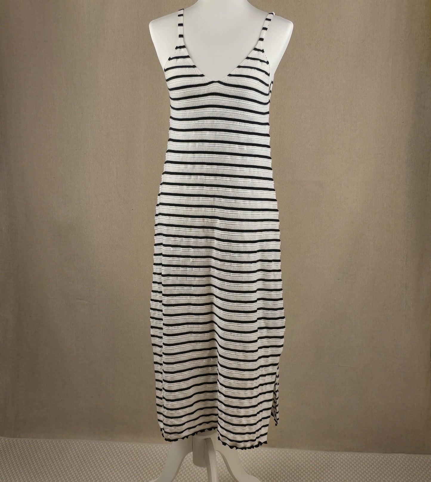 Jady Knitdress aus elastischem Strick in Schwarz-Weiß-Streifen – ärmellos mit V-Ausschnitt und seitlichem Schlitz