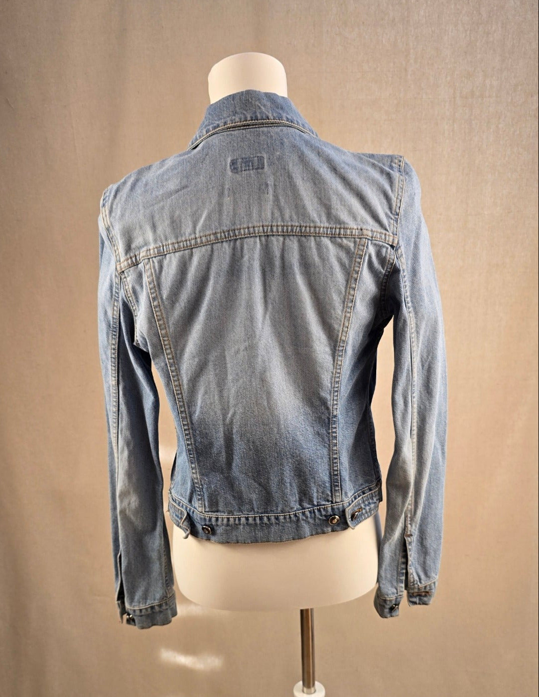 Rückansicht der Hugo Boss Jeansjacke – Vintage, locker über das Boho-Kleid getragen