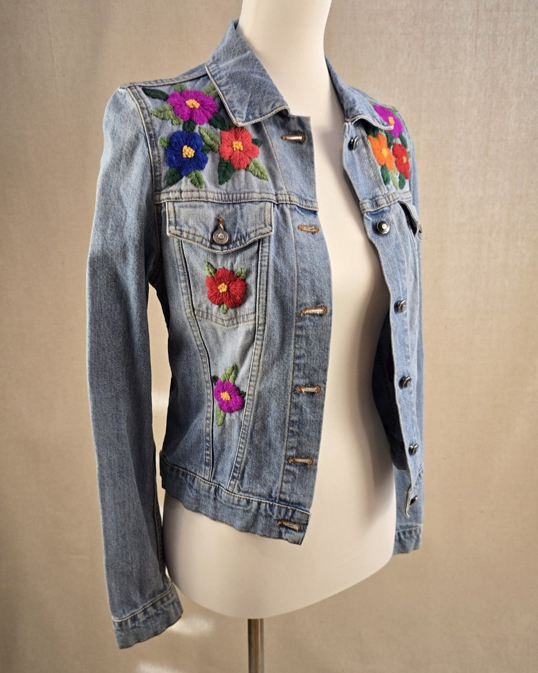 Seitliche Ansicht der Hugo Boss Jeansjacke – Vintage mit Stickerei und lässigem Oversized-Schnitt