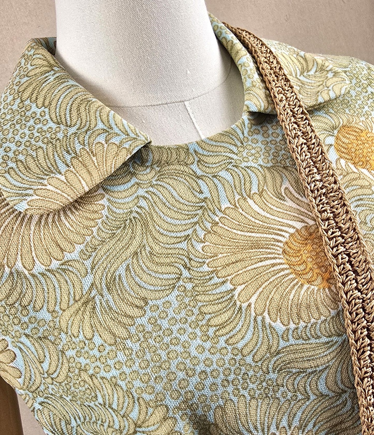 Nahaufnahme des Retro-Kragens am Vintagekleid aus Trevira 2000 – florales Muster in Ocker, Grün und Creme