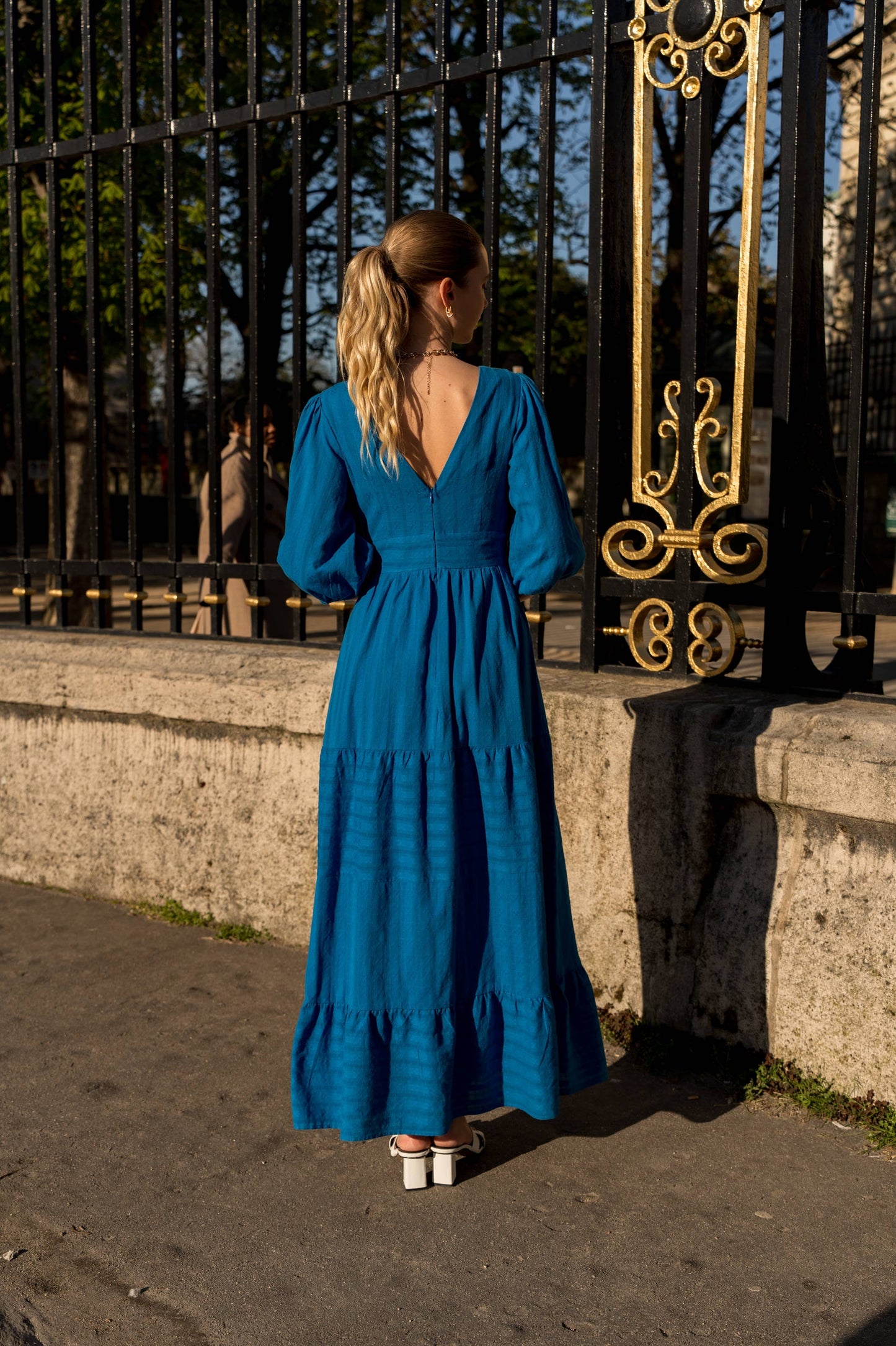 langes baumwollkleid mit lochstickerei rückenansicht