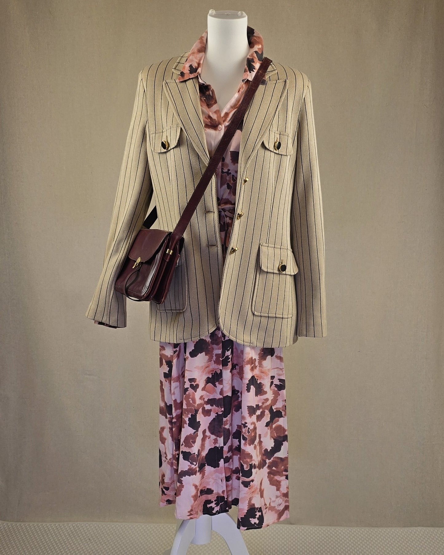 Look der Woche mit gestreiftem Blazer von Eleonora Amadei, roséfarbenem Kleid von Cream und einer bordeauxfarbenen Vintage-Ledertasche von Aigner.