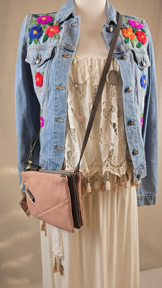 Vorderansicht der Hugo Boss Jeansjacke – Vintage im Look der Woche, kombiniert mit Boho-Kleid und Strohhut