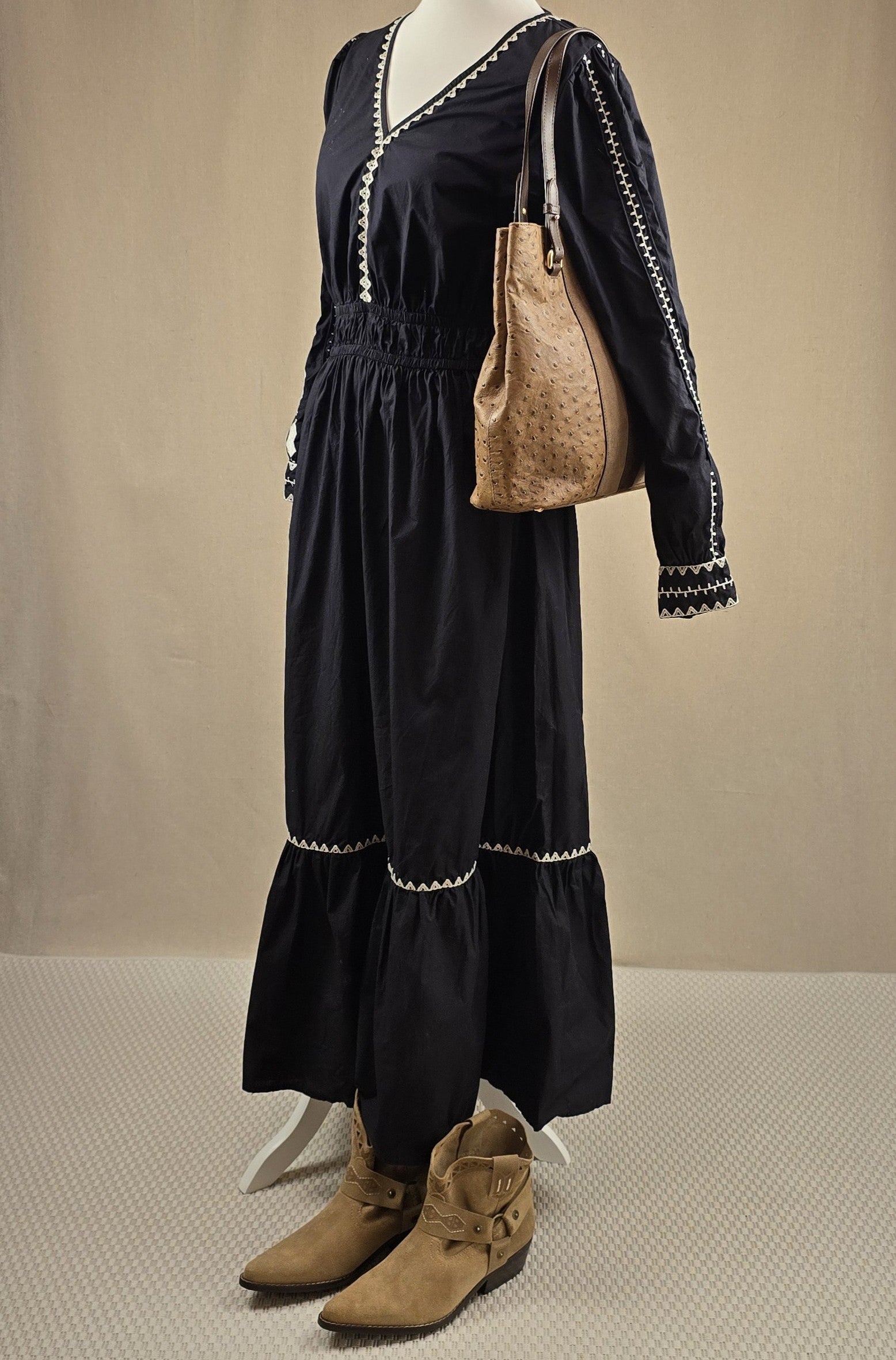 Schwarzes Boho-Kleid mit cremefarbener Stickerei, kombiniert mit Western-Boots und Vintage-Tasche – Look der Woche bei Mediterrana