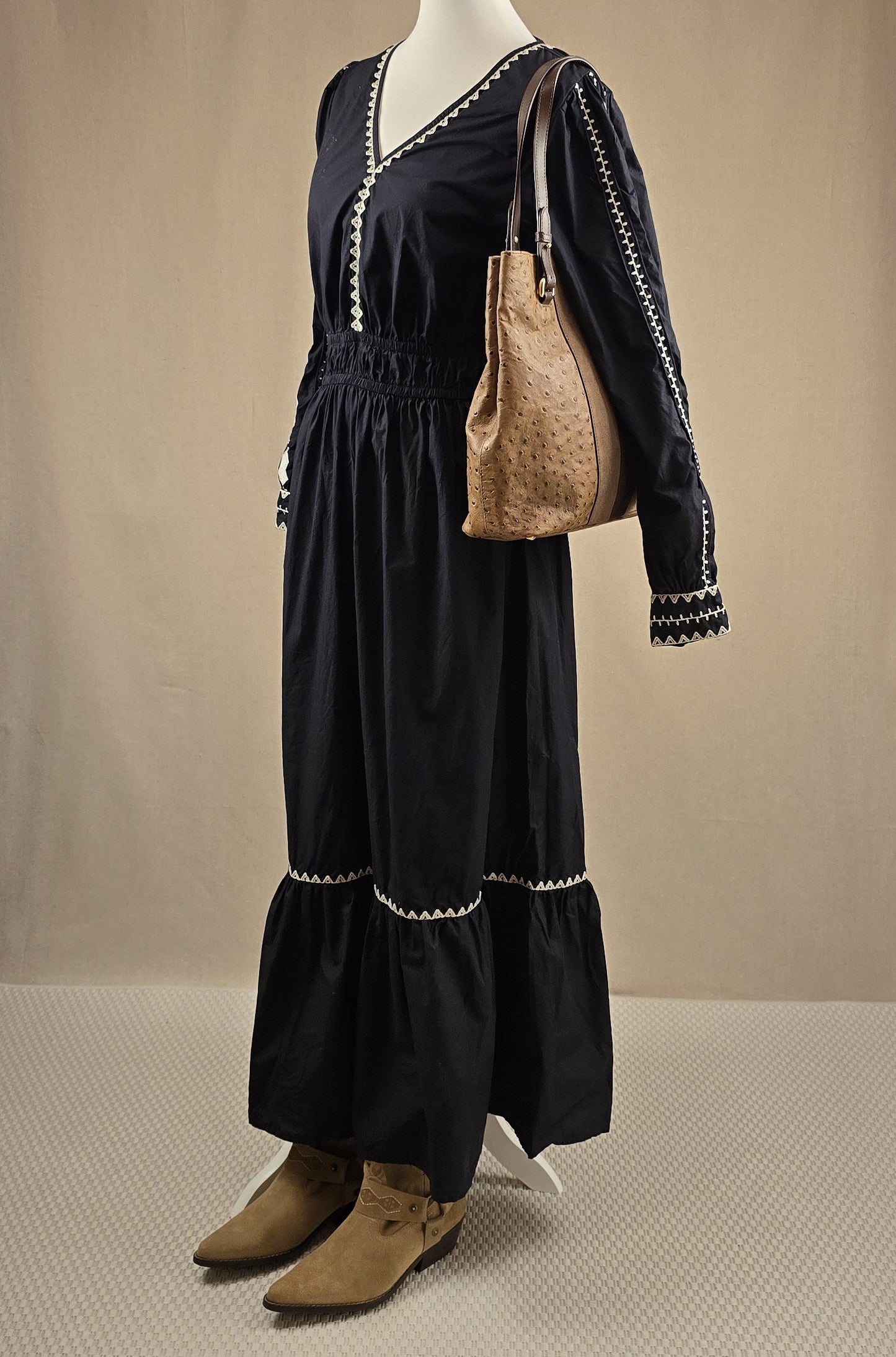 Schwarzes Boho-Kleid mit cremefarbener Stickerei, kombiniert mit Western-Boots und Vintage-Tasche – Look der Woche bei Mediterrana