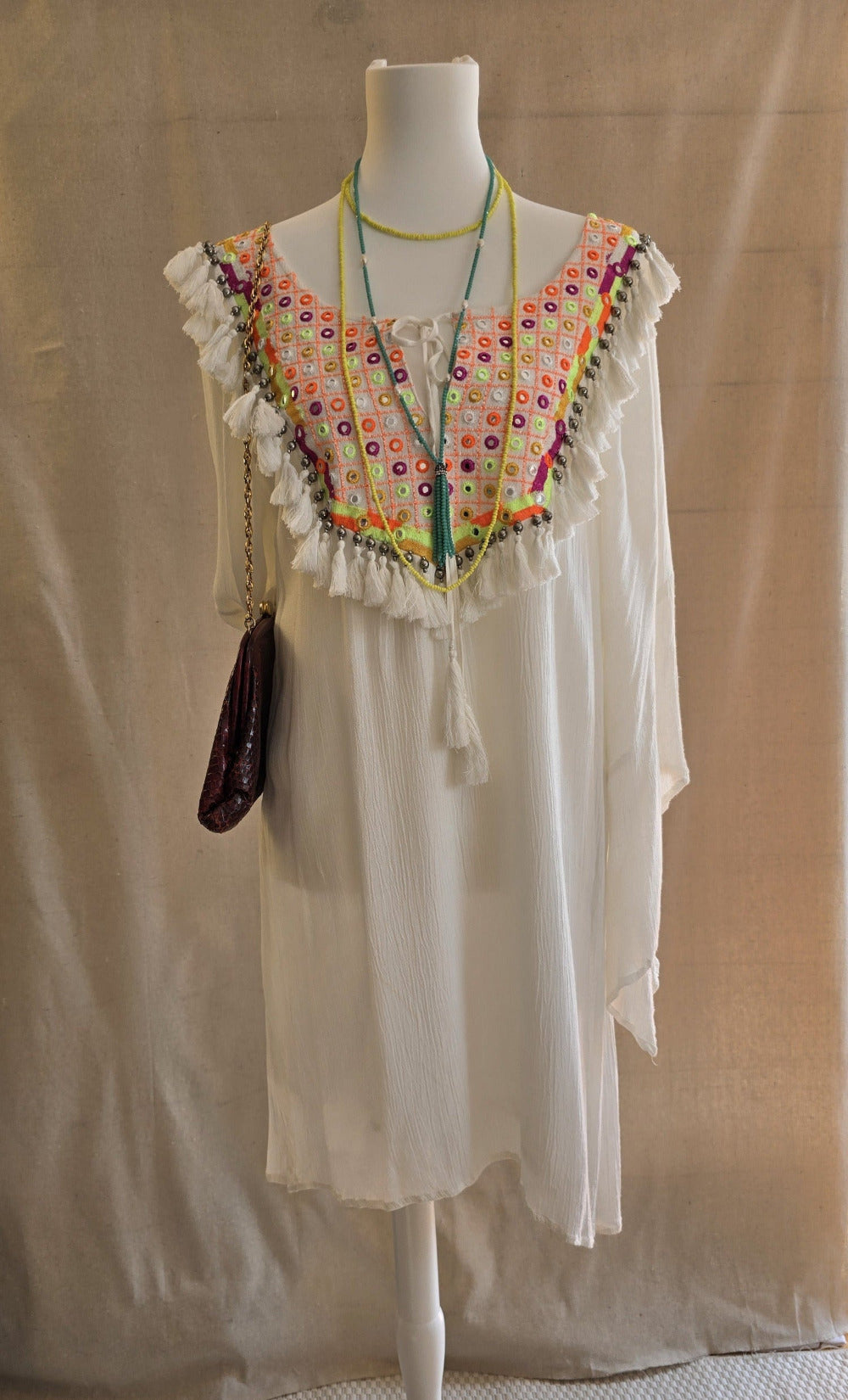 Look der Woche bei Mediterrana – besticktes Tunika-Kleid von Miss June kombiniert mit Tasche und Schmuck