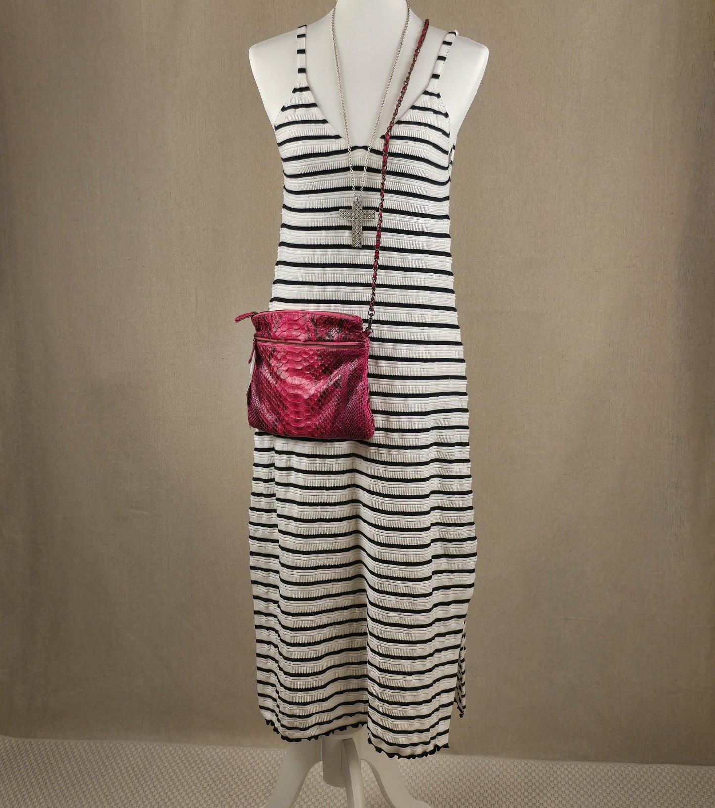 Komplettlook mit Jady Knitdress in Schwarz-Weiß, kombiniert mit pinker Crossbody-Tasche in Python-Optik und bunter Kreuzkette – Look der Woche bei Mediterrana