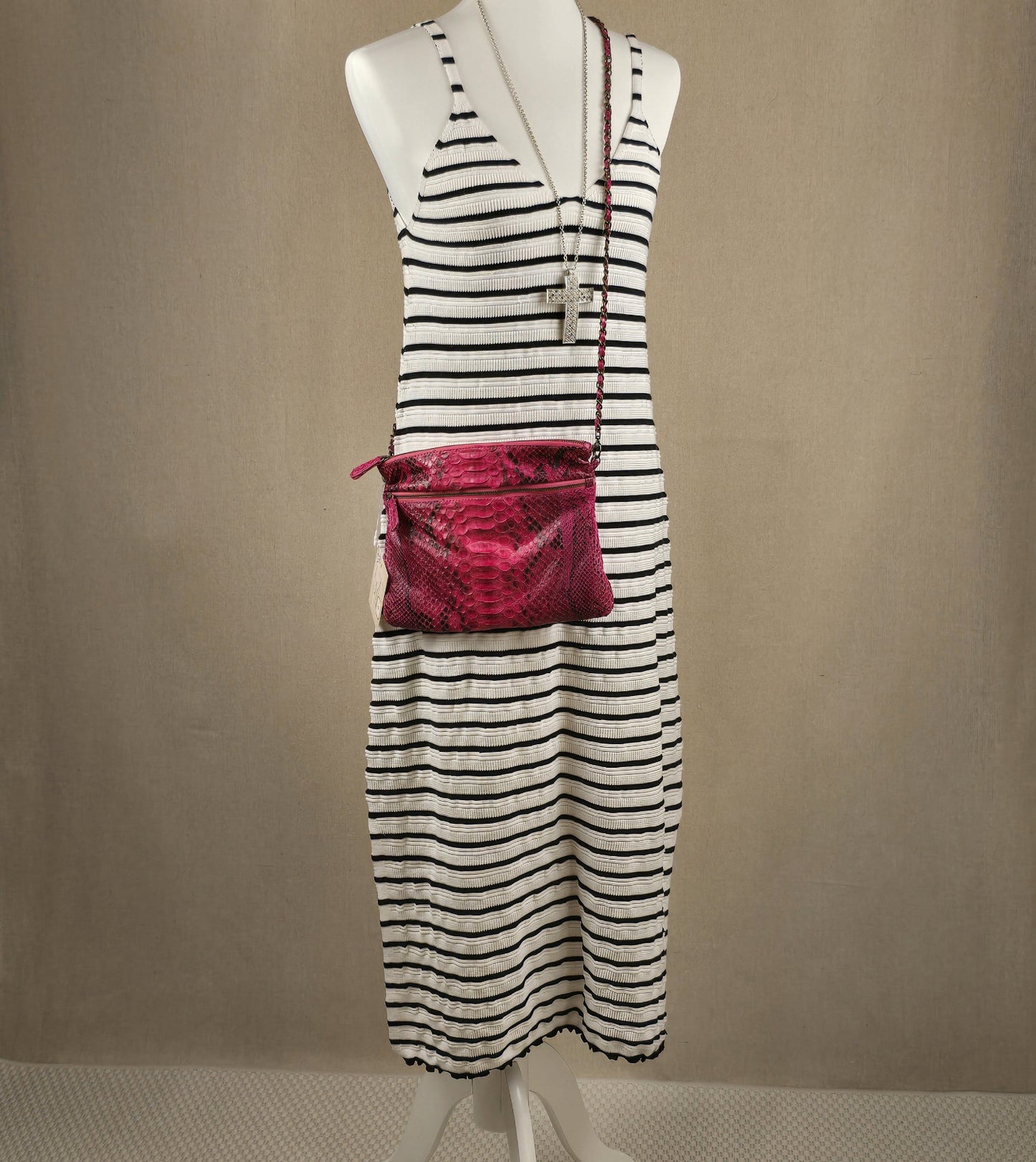 Seitliche Komplettansicht des Looks der Woche mit Jady Knitdress in Schwarz-Weiß, kombiniert mit pinker Crossbody-Tasche in Python-Optik und bunter Kreuzkette