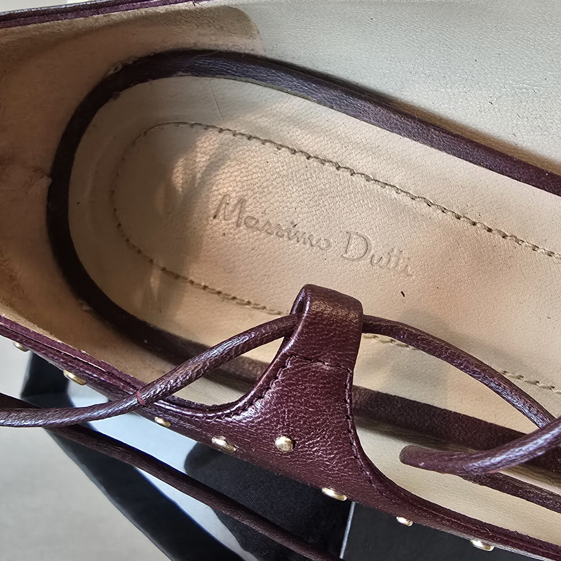 Vintage-Ballerinas von Massimo Dutti in bordeauxrot mit goldenen Nieten und Schnürung