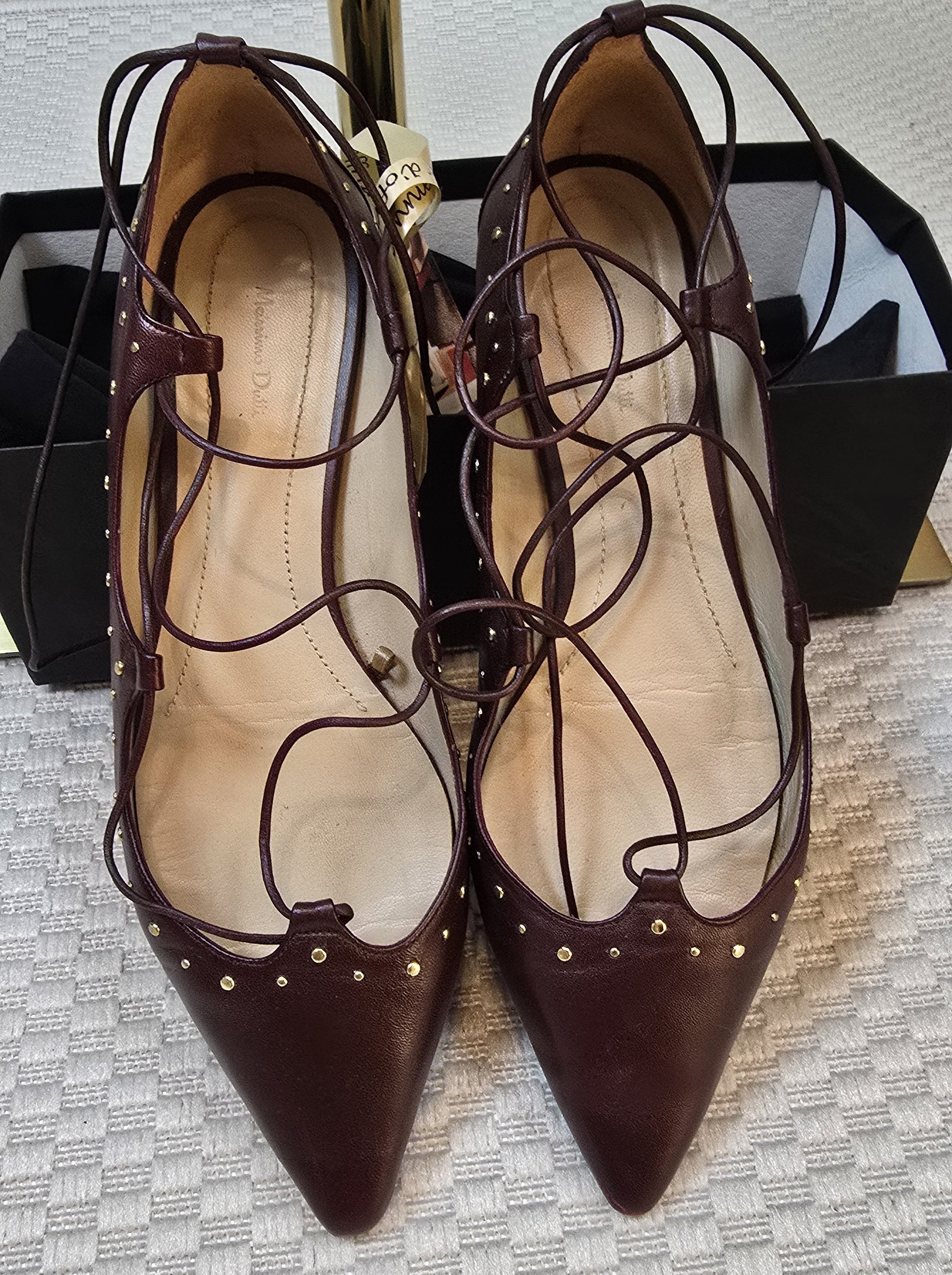 Vintage-Ballerinas von Massimo Dutti in bordeauxrot mit goldenen Nieten und Schnürung