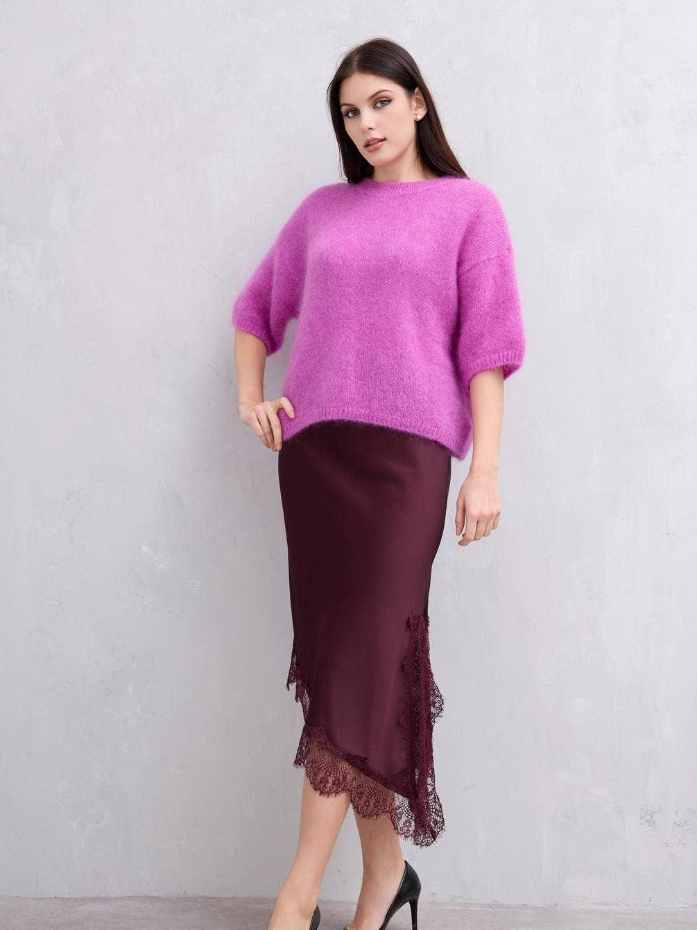 Mohairpullover von INCERTAINES in Mauve mit lockerem Schnitt und 3/4-Ärmeln am Model getragen