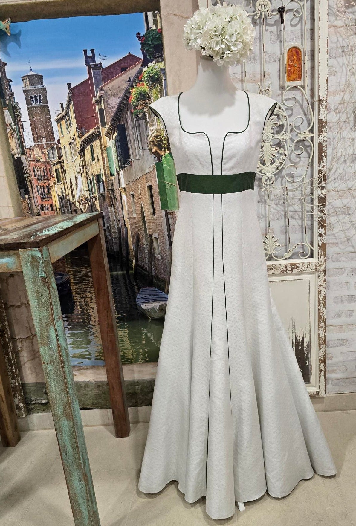 Mothwurf Vintage-Brautkleid in Elfenbein mit grünem Taillenband – elegante A-Linie mit feiner Struktur.