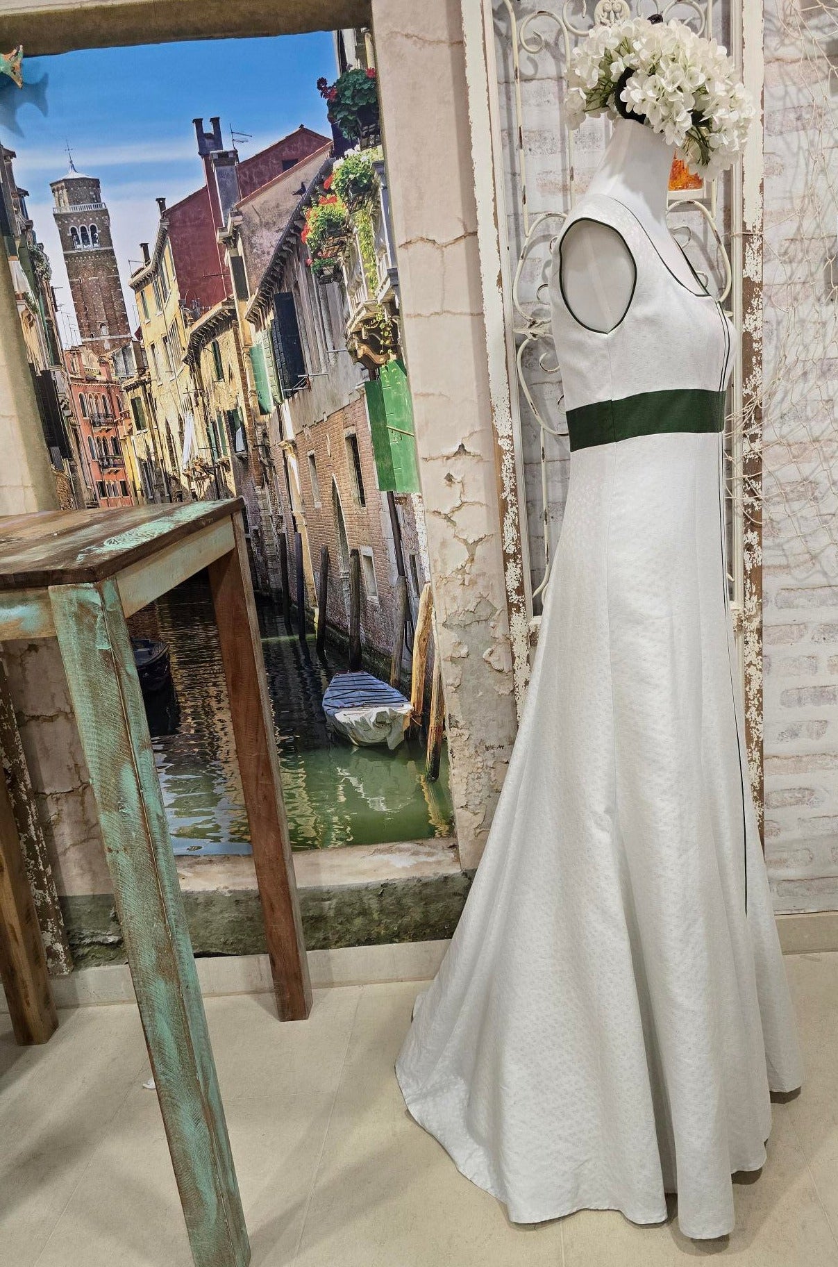 Seitenansicht des Mothwurf Vintage-Brautkleids – bodenlanger Schnitt mit kleiner Schleppe.