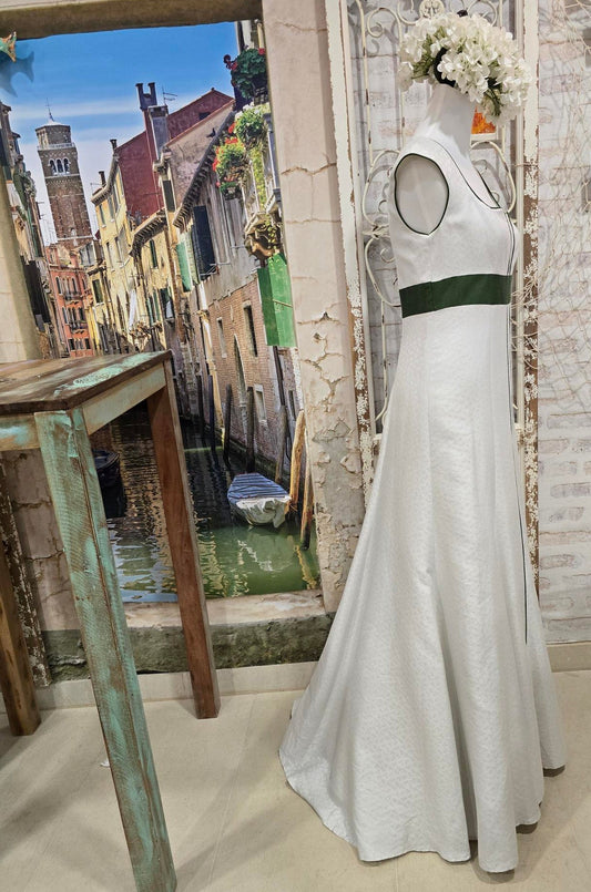 Seitenansicht des Mothwurf Vintage-Brautkleids – bodenlanger Schnitt mit kleiner Schleppe.