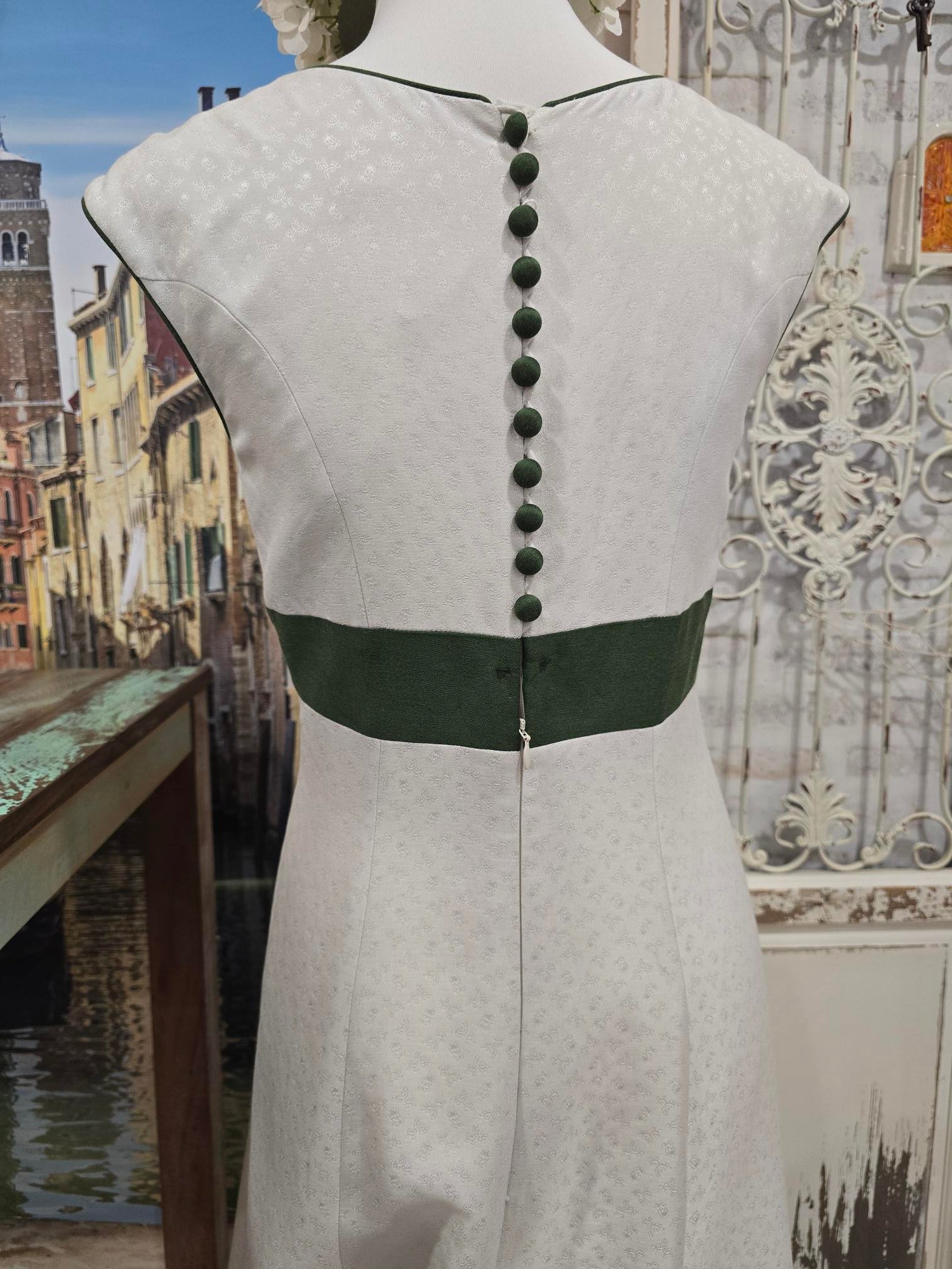 Detailansicht der Taille – breites grünes Band betont die Silhouette des Brautkleids.