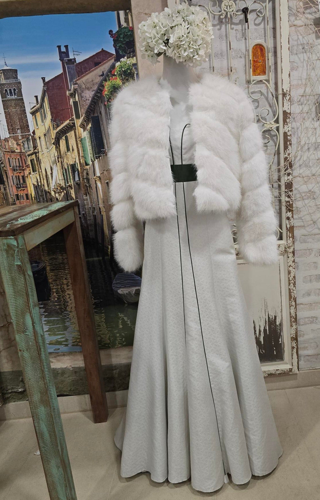 Mothwurf Vintage-Brautkleid kombiniert mit weißer Kunstfelljacke – ideal für Winterhochzeiten.